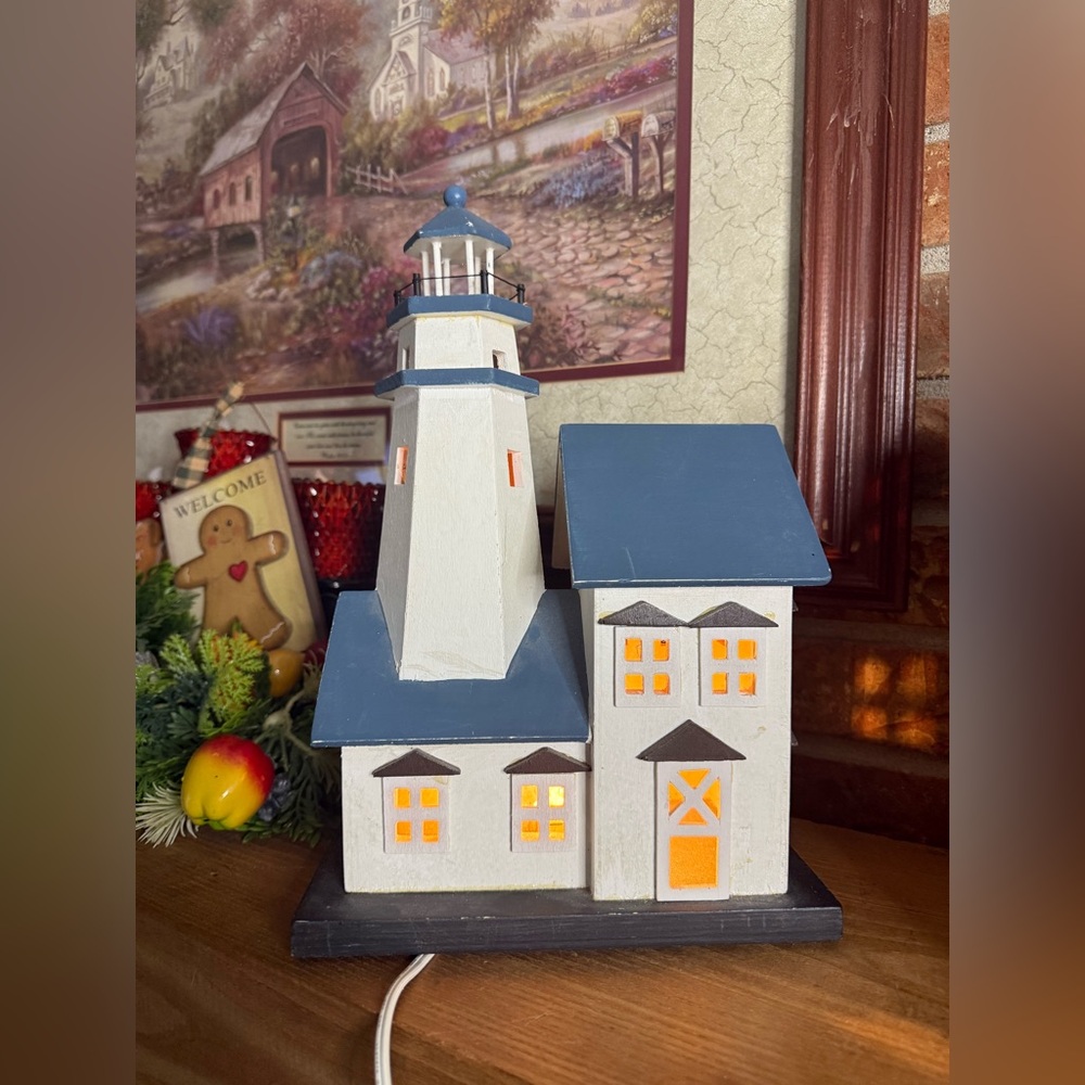 Vintage 1992 Charming Wooden Lighthouse Table Lamp
